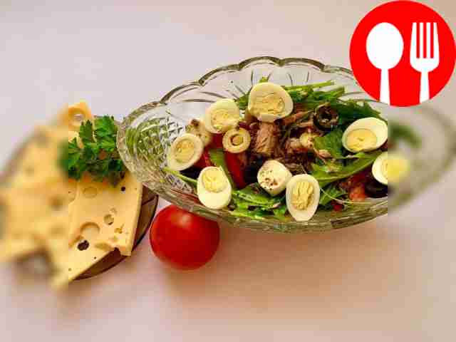 Изысканный салат с тунцом, руколой и моцареллой