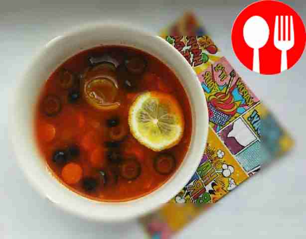 Солянка с тремя видами колбасы, свининой и с маслинами