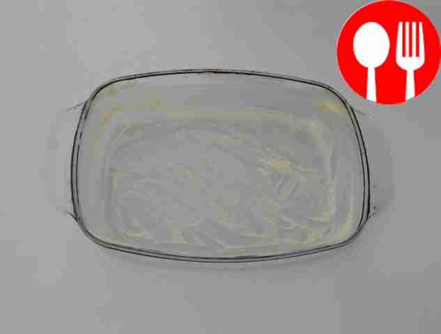 Смажьте форму для запекания сливочным маслом и...