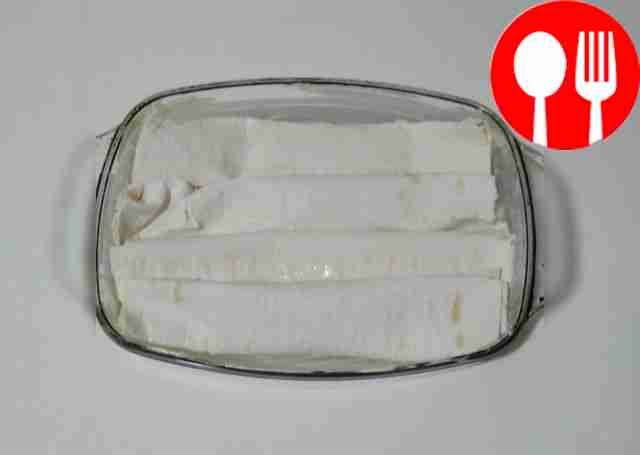 К сметане добавьте оставшиеся два яйца и...