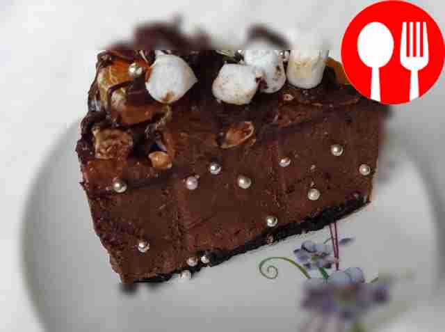 Яркий шоколадный торт с фруктами и маршмеллоу