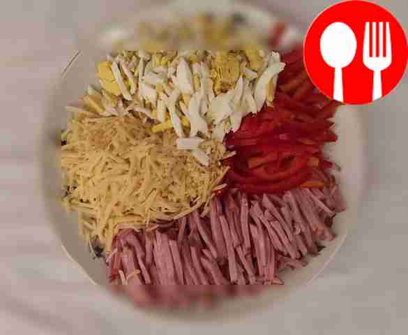 Нарежьте ветчину и перец тонкой соломкой, яйца...