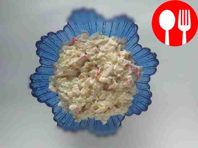 Быстрый салат с рисом и крабовыми палочками