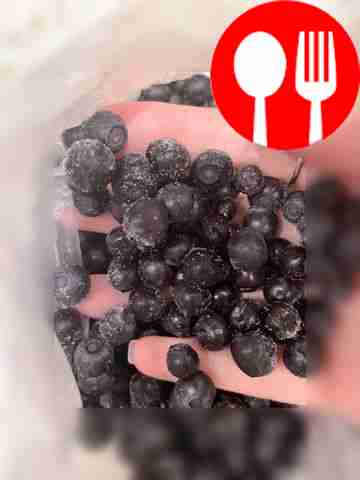 Если ягоды заморожены, выньте их и дайте им...