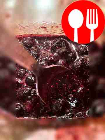 Размешайте смесь ложкой и немного раздавите...