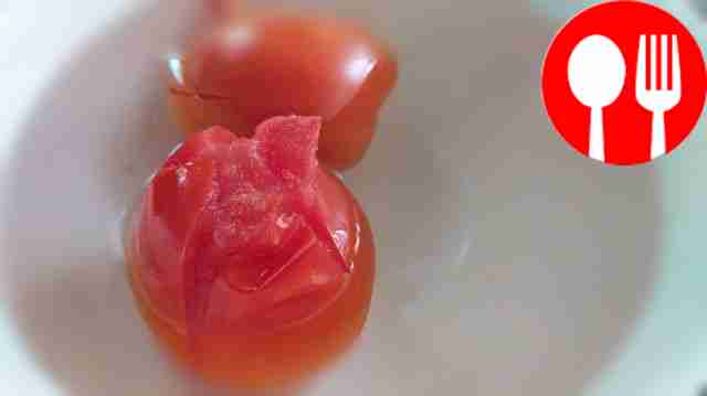 Очистите помидоры от кожуры: на каждом...