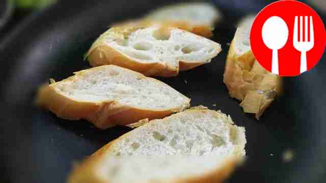 Разрежьте багет на ломтики и подсушите их на...