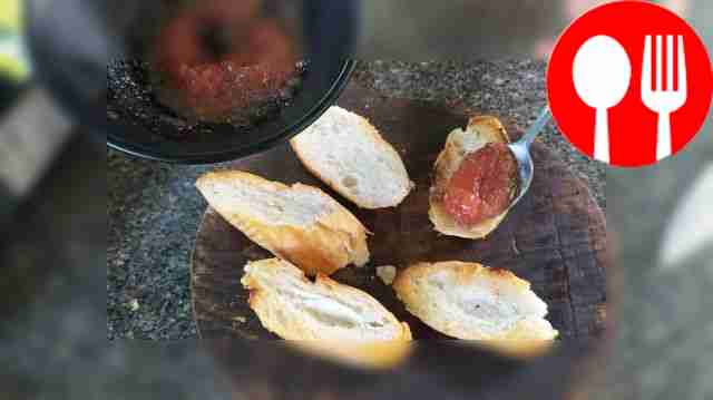 Выложите готовый томатный соус на ломтики хлеба.