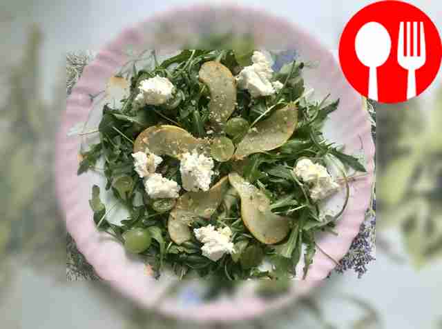 Теплый салат с творожным сыром и грушей