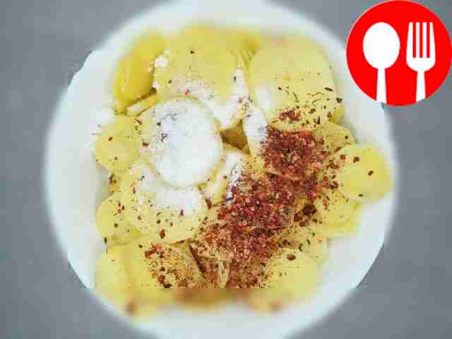 Порежьте картофель кольцами, посолите его и...