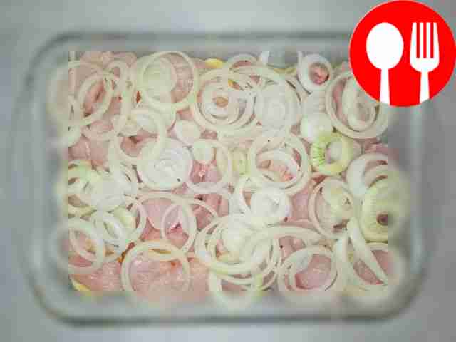 Куриное филе нарежьте на пластинки, посолите и...