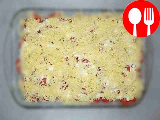 Размажьте слой помидоров майонезом и посыпьте...