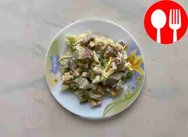 Популярный салат с копченой курицей