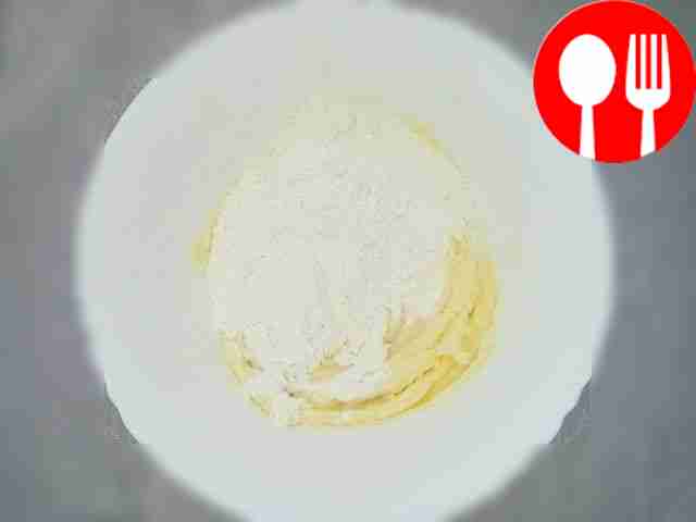 Возьмите миску и всыпьте сахар, добавьте масло...