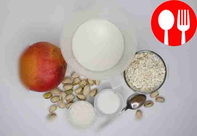 Промойте манго холодной проточной водой и очистите его.