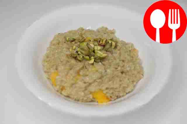 Подавайте овсянку горячей как самостоятельное...