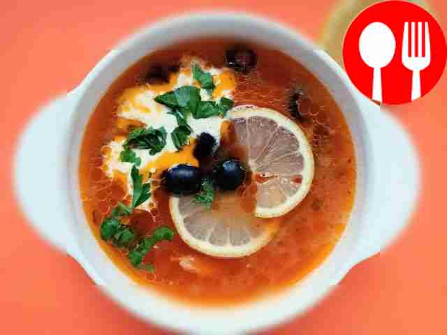 Вкусный суп с копченой курицей и рисом