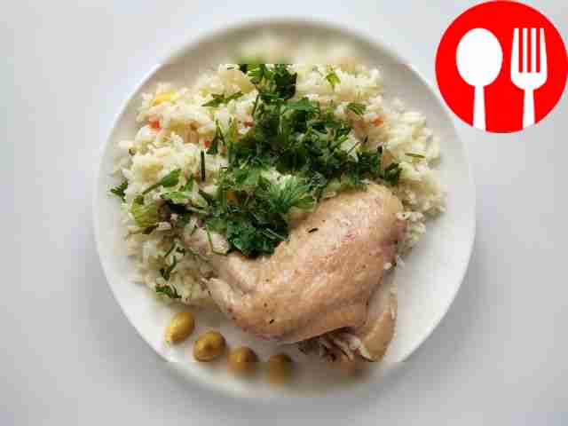 Аппетитные крылышки с рисом и овощами