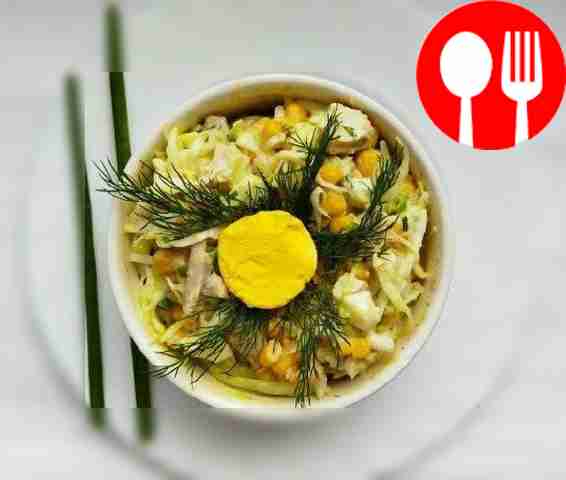 Легкий салат со свежей капустой и куриным бедром