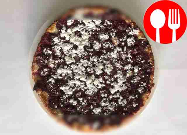 Домашняя шарлотка с вишней