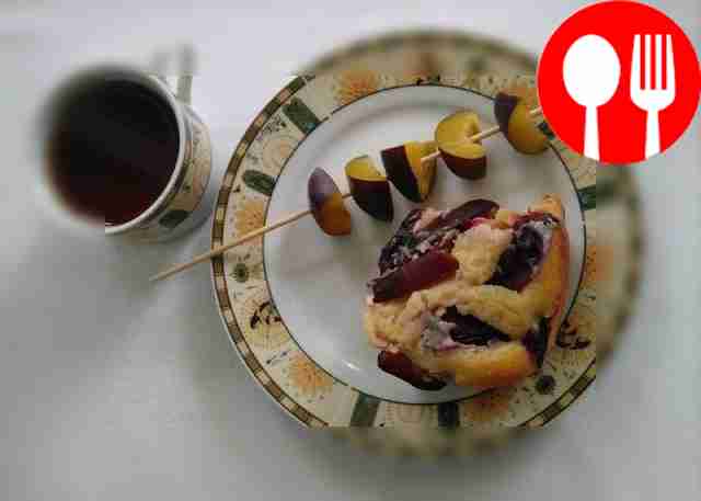 Ароматный сливовый пирог с ряженкой