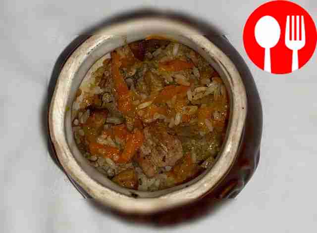 Ароматный плов с мясом и овощами в горшочках