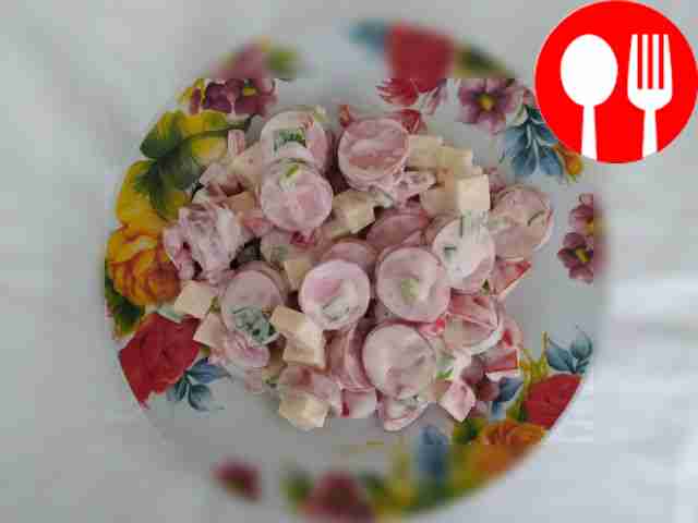 Салат с сосисками, помидорами и сыром