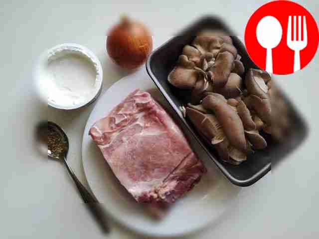 Помойте мясо и грибы, затем аккуратно обсушите...