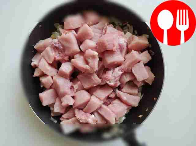 Нарежьте лук полукольцами или кубиками — как...