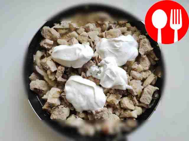 Крупно нарежьте вешенки — чтобы их вкус...