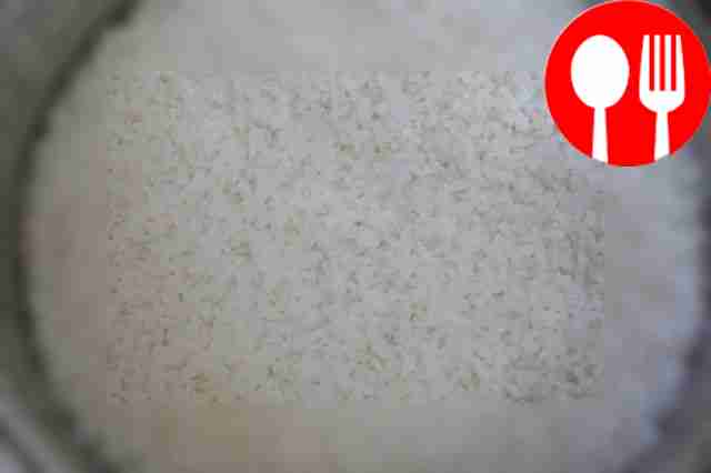 Промойте рис, поместите его в кастрюлю и...