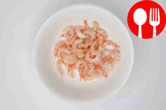 Креветки промойте холодной водой, опустите в...