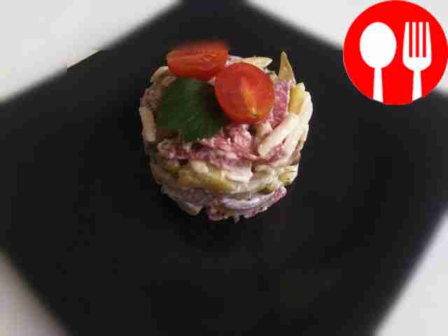 Пикантный салат с полукопченой колбасой