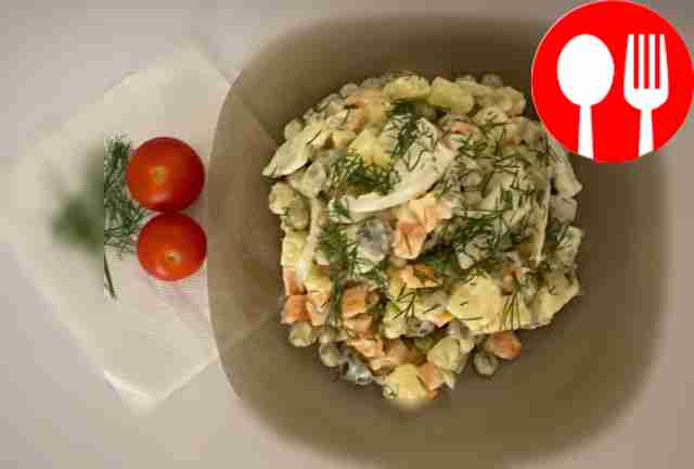 Быстрый салат с кальмарами и огурцами