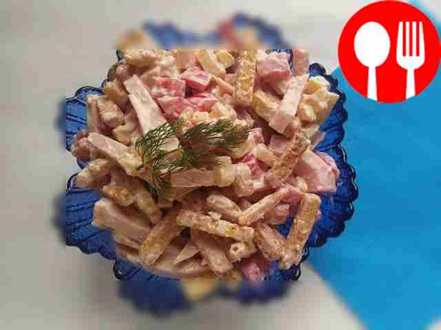 Салат с ветчиной, сыром и сухариками