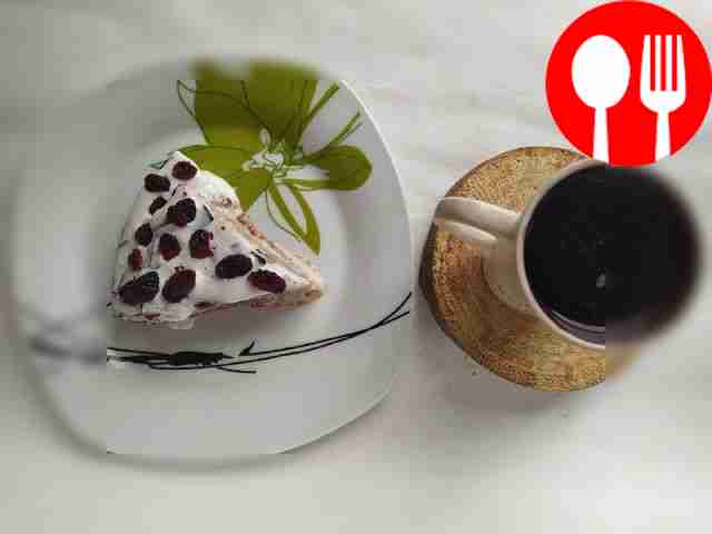 Кофейный пирог с мороженым и клюквой