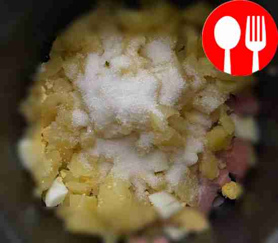 В большой отдельной миске соедините колбасу,...