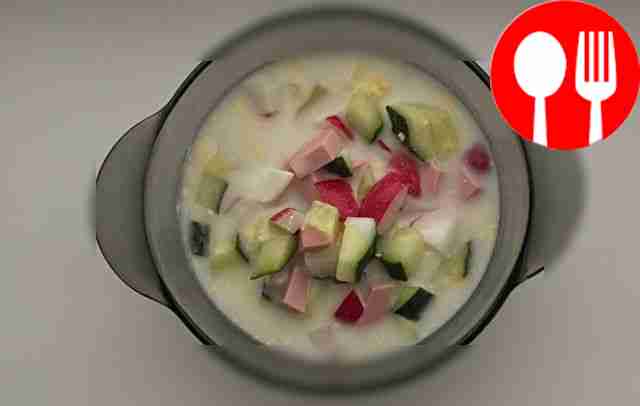 Подавайте окрошку с ломтиком черного хлеба,...