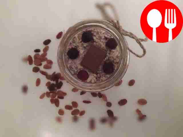 Ленивая овсяная каша в банке с семенами чиа, ягодами и шоколадом