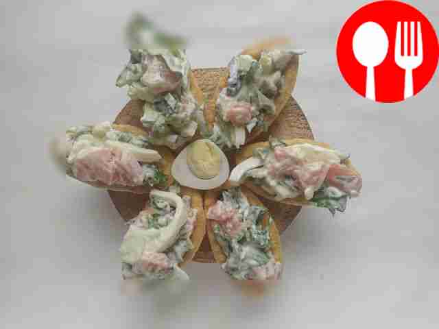 Салат из капусты айсберг с семгой в тарталетках