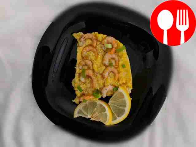 Кукурузная каша с креветками под сливочным соусом