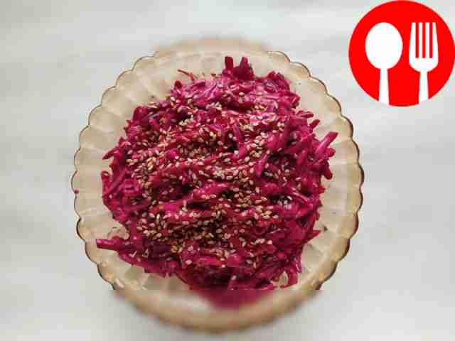 Быстрый свекольный салат с чесноком и кунжутом