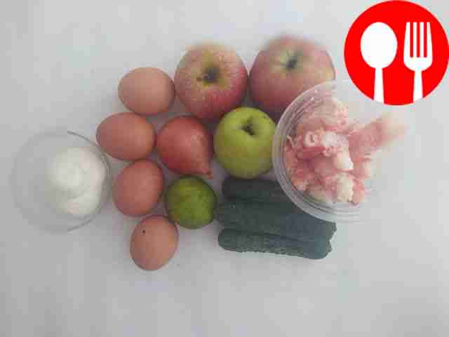 Очистите яблоки и лук. Огурцы помойте, а по...