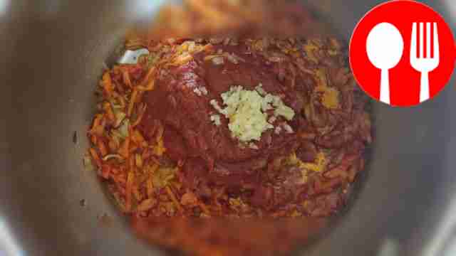 Потушите лук и морковь на растительном масле...