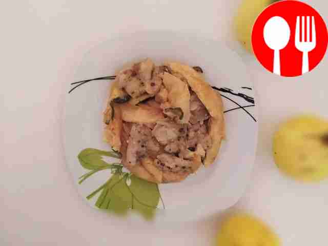 Запеченная утка в фольге с айвой