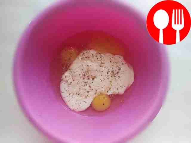 В глубокой миске взбейте яйца с молоком,...