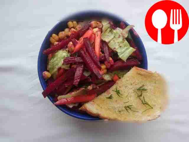Быстрый и полезный салат из свеклы и консервированной кукурузы