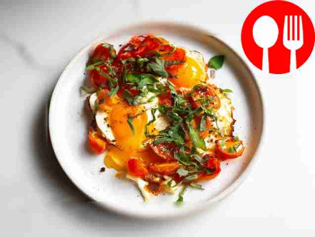 Глазунья с чесноком на завтрак