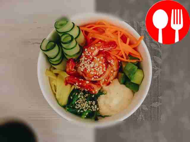 Поке с креветками в соусе свит чили