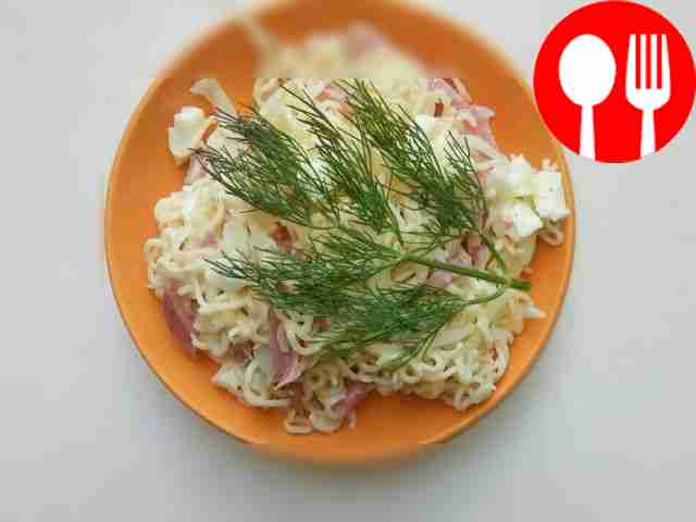 Быстрый салат с лапшой